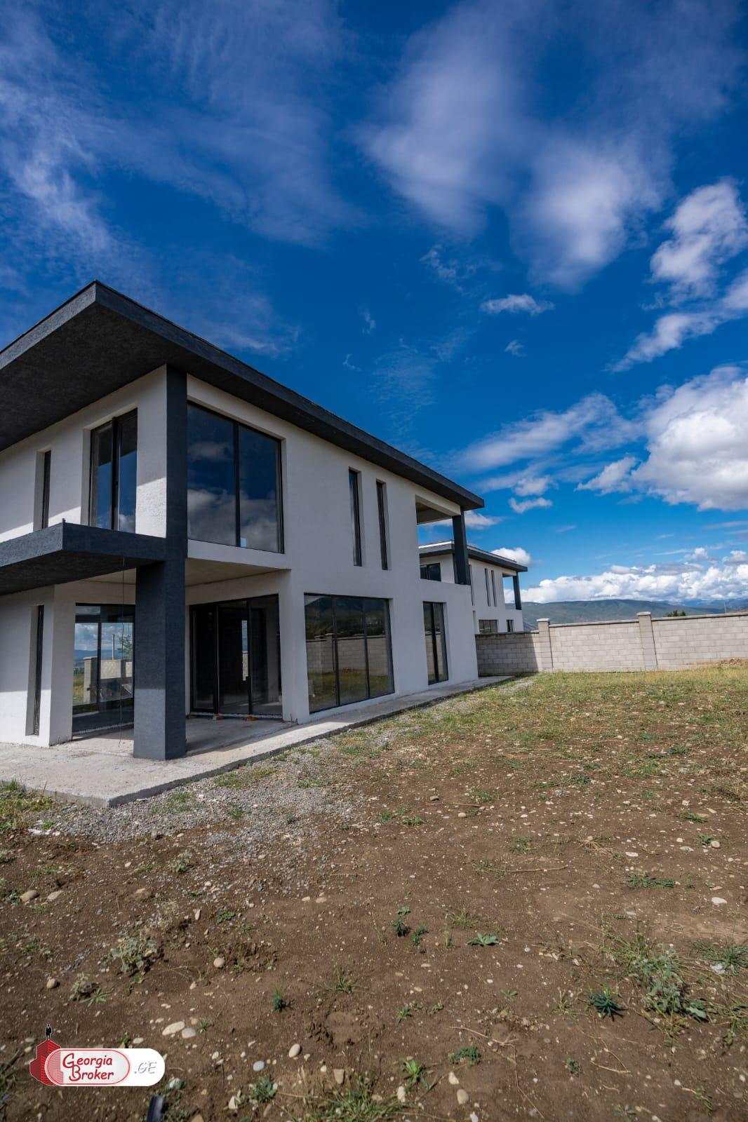 იყიდება ახალი გარემონტებული 5 ოთახიანი სახლი